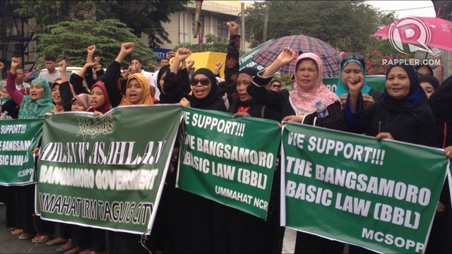 GROUNDWORK. Bangsamoro supporters gather in Mendiola as a show of support for the submission of the draft law to Malacañang. Photo by Rappler