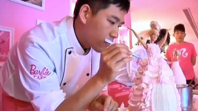 COFFEE WITH BARBIE. Mattel hopes that the cafe will attract tourists from China, Hong Kong, and Japan. Screen grab from YouTube (itvnewschannel)