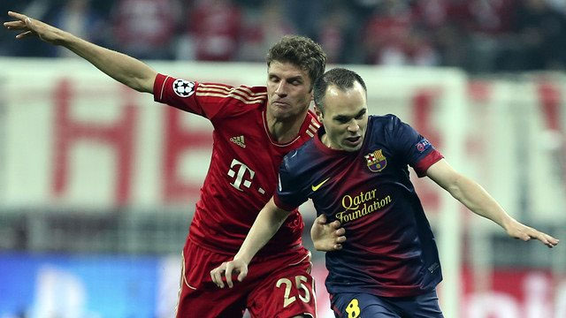 Thomas Mueller (kiri) saat musim lalu dikirim pulang oleh Barcelona di semifinal. Musim ini mereka belum bertemu Barca. Foto: Facebook FC Barcelona. 
