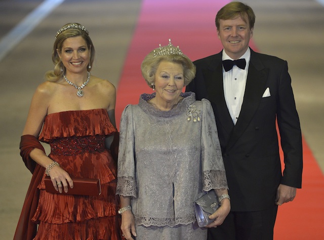 PRESENT AND FUTURE MONARCHS. Queen Beatrix of the Netherlands (C) arrives on April 29, 2013 with her son Prince Willem-Alexander (R) and his wife Princess Maxima to attend a dinner at the National Museum (Rijksmuseum) in Amsterdam on the eve of her abdication. ANP