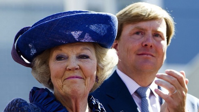 PRESENT AND FUTURE MONARCHS. In this photo dated on April 30, 2012 Queen Beatrix (L) and Prince Willem-Alexander of the Netherlands look on during Queen's Day in Veenendaal. AFP PHOTO/ANP/ROBIN UTRECHT