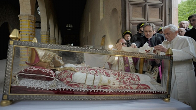 MODEL PREDECESSOR. Benedict XVI is known to frequent the tomb of Celestine V, a 13th-century pope who decreed that pontiffs may quit. File photo from AFP