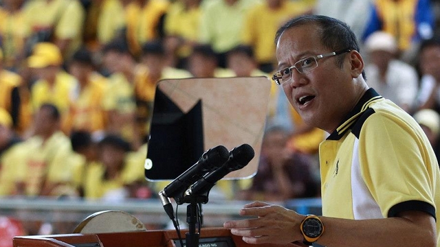 ALL OUT. President Benigno Aquino III frequently campaigned across the country to endorse his senatorial slate. File photo by Malacañang Photo Bureau 