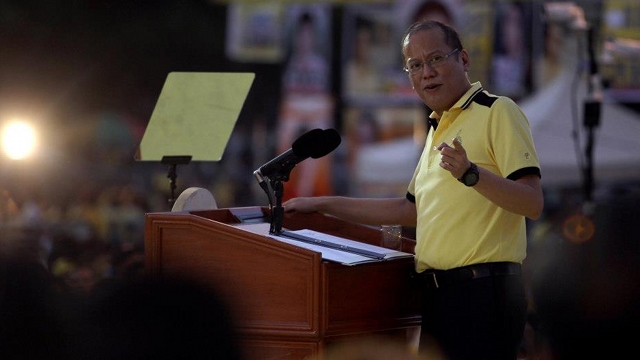 LESS EMOTIONAL. Aquino asks Comelec Chairman Sixto Brillantes Jr to be “more sober” and rethink his decision to possibly resign over Supreme Court decisions against the Comelec. File photo by Malacañang Photo Bureau 