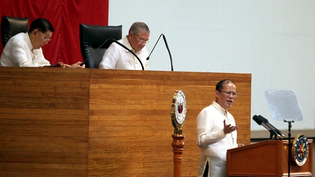 'RESPONSIBLE PARENTHOOD IS ANSWER.' President Aquino gets a standing ovation for endorsing "responsible parenthood" in his 2012 State of the Nation Address to both chambers of Congress. File photo by Malacañang Photo Bureau 