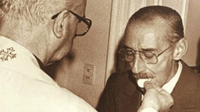 JUNTA COLLABORATOR. Bergoglio (L) gives communion to Argentinian military dictator General Jorge Rafael Videla in this file photo from the book "Confesion" by Horacio Verbitsky