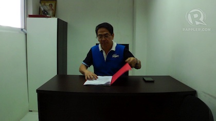 Walikota Paranaque City Jun Barnabe dan Surat Kabar Silverio.  30 April 2012. Foto oleh Patricia Evangelista.