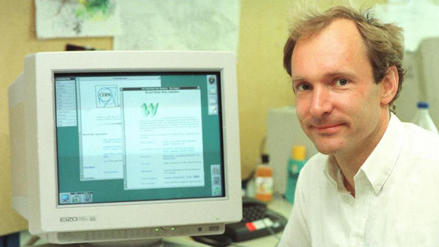 THE MISSING DRAFT. Tim Berners-Lee and the world's first webpage. Photo from CERN