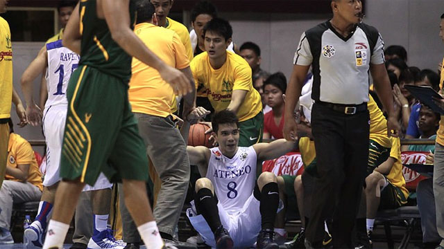 HELPING HAND. Flores helps ex-Ateneo cager Salva up in a Season 75 game. File photo by Rappler/Josh Albelda.