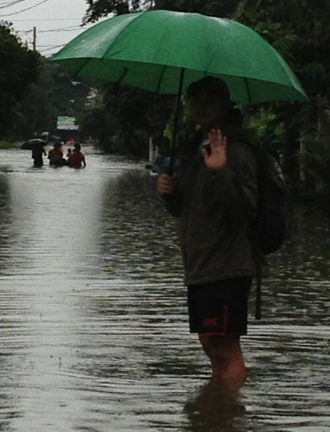 WATERWORLD. Flooding in Better Living Subdivision, Parañaque City is knee-high at the highest point of the village, waist-deep elsewhere. Photo courtesy of Julie Alagde-Carretas