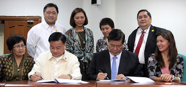 'PUT TO BED.' The bicameral conference committee "puts to bed" the sin tax reform bill, signing the reconciled version of the measure on Tuesday, December 11. Finance Secretary Cesar Purisima and Bureau of Internal Revenue Commissioner Kim Henares witness the historic event. Photo by Joseph Vidal, Senate PRIB. 