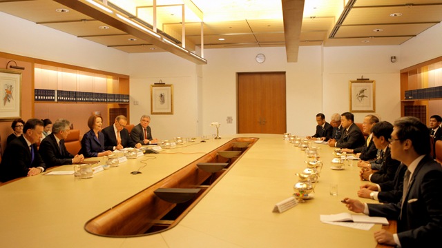 BILATERAL MEETING. Aquino, his delegation and their Australian counterparts discuss expanding ties in trade and defense. Photo by Malacañang Photo Bureau 