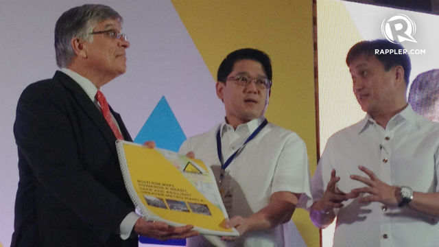 NOW YOU KNOW. Australian Ambassador Bill Tweddell turns over a copy of the multi-hazard and risk maps to QC Mayor Herbert Bautista while MMDA Chairman Francis Tolentino looks on. All photos by Zak Yuson/Rappler