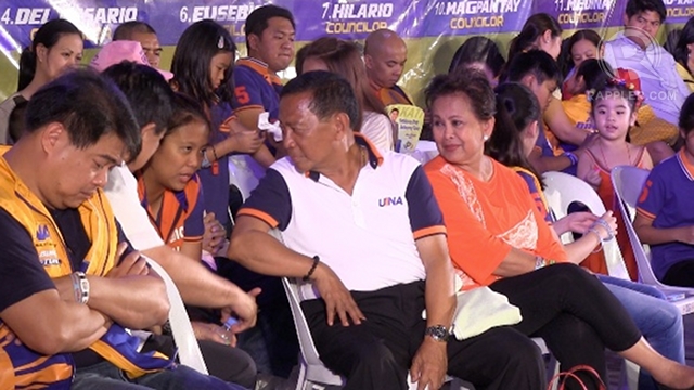 FAMILY HUDDLE. Vice President Jejomar Binay talks to daughter senatorial bet Nancy Binay before taking the podium at the UNA proclamation rally in Makati. 