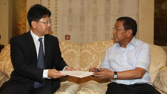 PLEASE CLARIFY, CHINA. Vice President Jejomar Binay hands to Chinese Embassy Charge d'Affaires Bai Tian the letter of President Benigno Aquino III to President Hu Jin Tao asking for the commutation of the death sentence of a Filipino national in late 2011. Photo from OVP website
