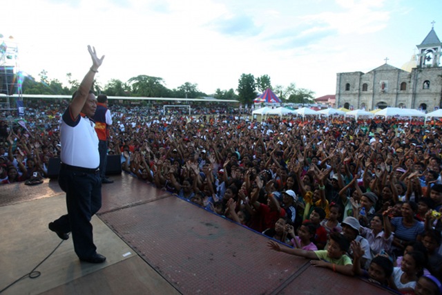 ‘RUNNING SCARED.’ Vice President Jejomar Binay says Team PNoy is running scared that is why the slate visited Iloilo twice since the start of the campaign period. Photo courtesy: UNA Media Bureau