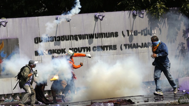 VIOLENT PROTESTS. Thai anti-government protesters hurl tear gas canister back to policemen during their clashes at Thai-Japanese sports complex in Bangkok, Thailand, 26 December 2013. EPA/Rungroj Yongrit
