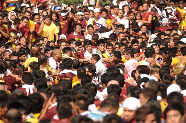 DEVOTION. As of 11 am, the health department records 358 health consultations during the Black Nazarene procession. Photo by Franz Lopez/Rappler