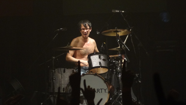 WITH GREAT POWER. Bloc Party drummer-vocalist Matt Tong, who resembled Andrew 'Peter Parker' Garfield from afar, exposed much skin as he pounded the skins