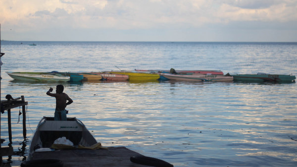 OPEN SEAS. On board small boats, more than 50 Filipinos arrive in Bongao, Tawi-Tawi on Monday, March 11, from Semporna, Malaysia. Photo by Karlos Manlupig