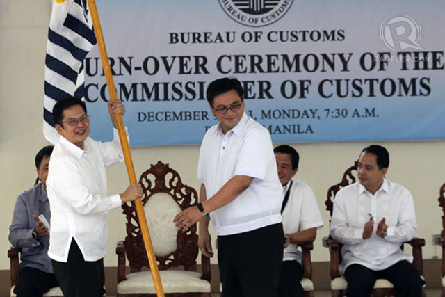 CUSTOMS CHIEF. Finance Undersecretary John Sevilla (left) receives the BOC flag from resigned commissioner Ruffy Biazon during a turnover ceremony. Photo Rappler/Jose Del