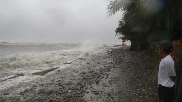 'Ofel' batters the coast of Bongabong, a 2nd class municipality in Oriental Mindoro. Photo from Facebook