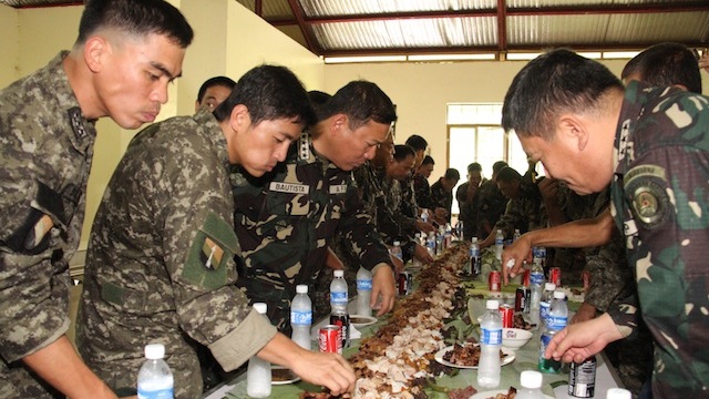 BOODLE FIGHT: Armed Forces Chief Gen Emmanuel Bautista joins operating troops of the Joint Special Operations Group (JSOG) in a boodle fight. JSOG took the lead role in the standoff in Zamboanga City. Photo courtesy of the AFP PAO.