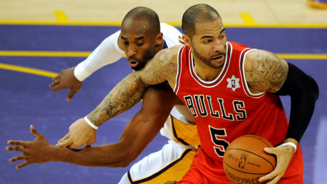 LAKER BOOZ. Carlos Boozer (R) seen here working against Kobe Bryant (L) will join the LA Lakers in the upcoming NBA season. File photo by Paul Buck/EPA