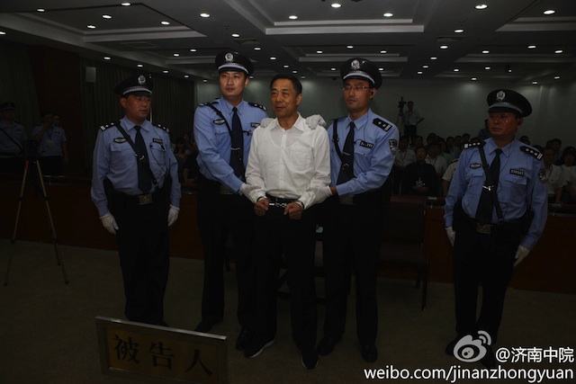 GUILTY. Bo Xilai (center) stands in between police officers while the verdict on his case is being read, inside the Jinan People's Intermediate Court September 22, 2013. Photo courtesy Jinan People's Intermediate Court, via Sina Weibo