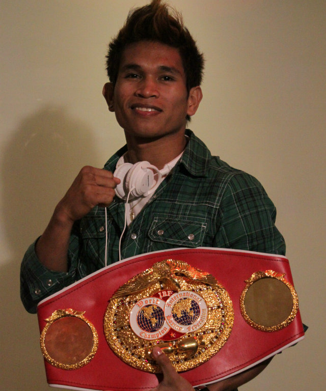 HOME SWEET HOME. Casimero shows off his world title at a 2012 press conference in Makati City. Casimero is scheduled to defend his belt on March 29 in the Philippines. Photo by Kashif Ali Shah
