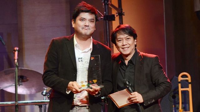MONET SILVESTRE RECEIVES THE Best Original Jazz Composition award from Katindig for his composition 'Puso't Pag-Ibig.' Silvestre performed with his band, DaMoRe Trio. 