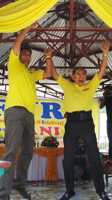 UNCLE AND NEPHEW. Forme president Fidel Ramos does the EDSA victory jump with nephew Alaminos City Mayor Hernani Braganza, who is running for governor of Pangasinan. Photo by Braganza's communications team