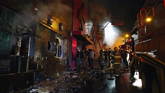 NIGHTCLUB BLAZE.  Firefighters try to put out a fire at a nightclub in Santa Maria, 550 Km from Porto Alegre, southern Brazil on January 27, 2012. The death toll climbed to 150 early Sunday as firefighters searched the charred remains of the establishment, television Globo reported. AFP PHOTO / AGENCIA RBS 