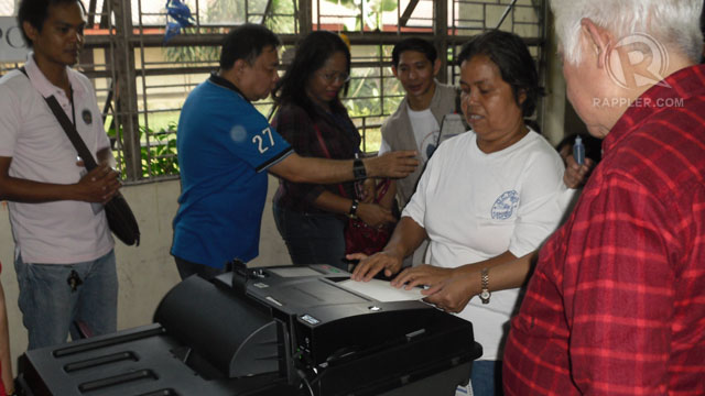 TESTING. Comelec Chair Sixto Brillantes Jr observes voting processes during mock polls held at UPIS. Photo by Raisa Serafica