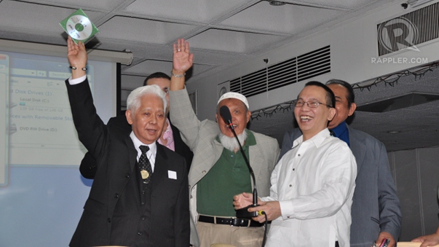 'IT'S HERE.' For the first time, Comelec chair Sixto Brillantes Jr presents the CD containing the PCOS source code. Photo courtesy of the office of Comelec commissioner Grace Padaca