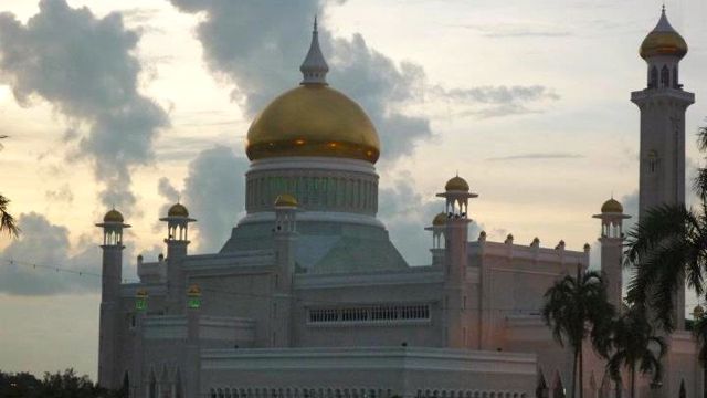 BRUNEI's OMAR ALI SAIFUDDIEN III Mosque, named after the 28th Sultan of Brunei, is an example of modern Islamic architecture. Photo by Antonio Ram Roldan