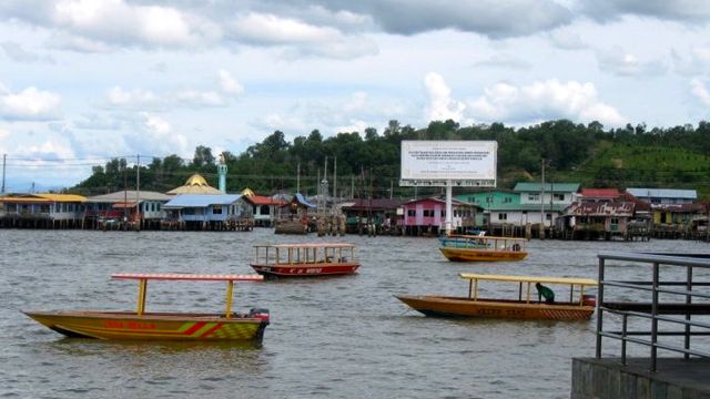 WATER TAXIS AT KAMPONG Ayer or 'Water Village' where about 39,000 people live, according to Wikipedia. Photo by Antonio Ram Roldan