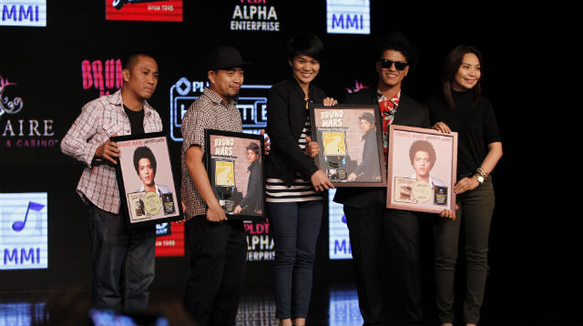 BEST-SELLER. Warner Music executives award Bruno Mars with a double diamond record award for 'Doo-Wops & Hooligans' and a double platinum record award for 'Unorthodox Jukebox'