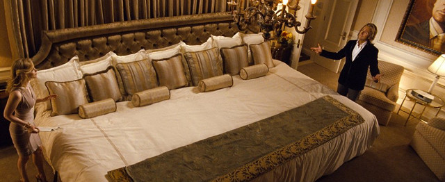 SUPER-SIZED BED. Even Burt Wonderstone's bed is incredible