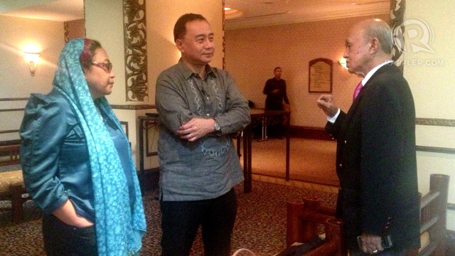 TALKS. Government peace panel members Yasmin Busran-Lao and Mehol Sadain chats with Malaysian facilitator Tengku Dato' Ab Ghafar Tengku Mohamed. Photo by Rappler