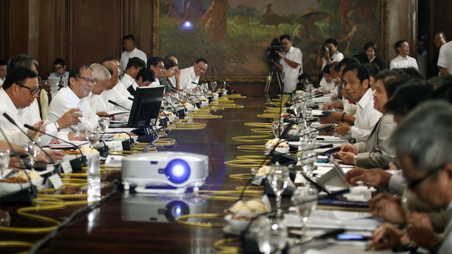 DIRECTIVES. President Benigno Aquino III gives specific orders to his Cabinet members during a meeting on the Yolanda Rehabilitation Plan. Malacañang Photo Bureau
