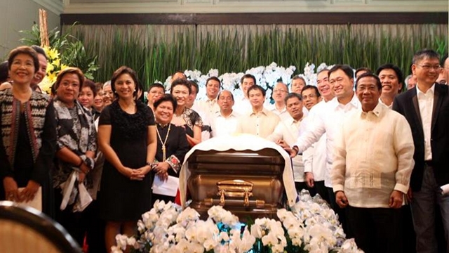 JESSE'S LIFE. Robredo's wife, Leni, poses with Cabinet members who paid tribute to her husband through words and song in a memorial service last Saturday, August 25. Photo by Malacañang Photo Bureau 