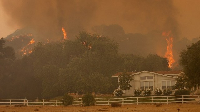 WILDFIRE. Flames approach the Blackiston Ranch as the Springs fire continues to grow on May 3, 2013 near Camarillo, California. Photo by AFP