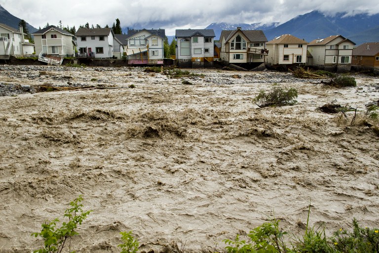 ALBERTA FLOODING. Houses damaged along the edge of Cougar Creek are shown June 20, 2013 in Canmore, Alberta, Canada. Photo by John Gibson/Getty Images/AFP