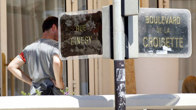HIGHLY VALUABLE. A French policeman investigates outside the Carlton Hotel on July 28, 2013 in the French Riviera resort of Cannes, after an armed man held up the jewellery exhibition "Extraordinary diamonds" of the Leviev diamond house. The lone gunman managed to evade security and escape with a briefcase containing the valuable jewelry. AFP / Valery Hache