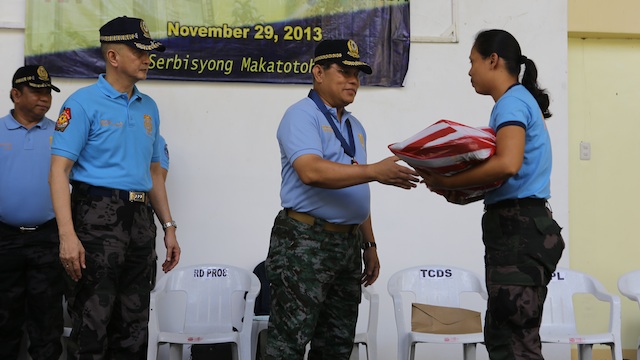 AID FOR COPS. PNP Chief Alan Purisima extends aid to affected personnel in Region 8. PNP photo