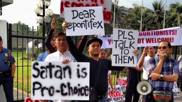 TALK TO THEM. Reproductive health advocate Carlos Celdran breaks into a small Catholic crowd picketing an Asia Pacific conference on reproductive rights in Pasay City. Photo from Carlos Celdran's Instagram