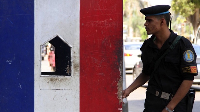 An Egyptian special force officer stands guard outside the French embassy in Cairo on September 19, 2012. AFP PHOTO/STR