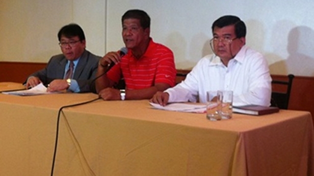 WINNER. Saquilayan (center) won the 2010 mayoral elections in Imus, Cavite. File photo