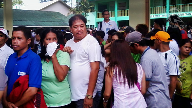 ORGANIZED VOTING. Voters line up as they wait for the opening of precincts. All photos by Tricia Villaluz